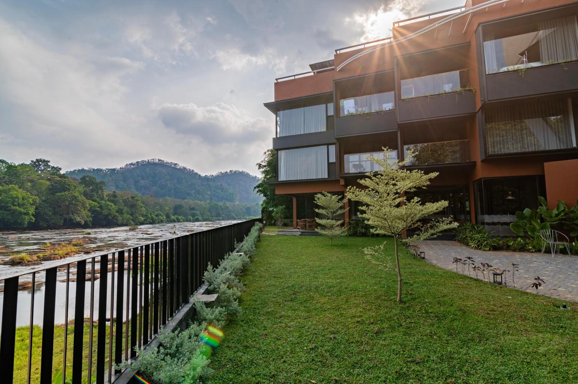 Sterling Athirappilly Hotel Kallana Exterior foto